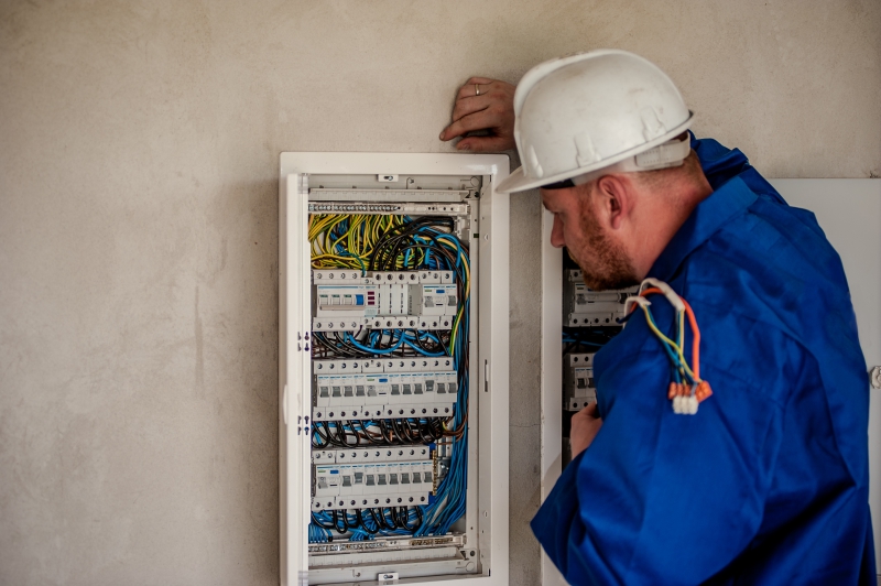 electricite-CAGNES SUR MER-min_electrician-2755683